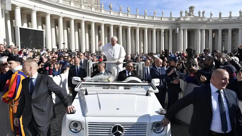 Francisco don su papamvil para los nios de Gaza Vatican Newsjpeg