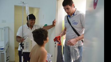 SOLIDARIO. Diego Bonini le regala una camiseta a un chico internado..