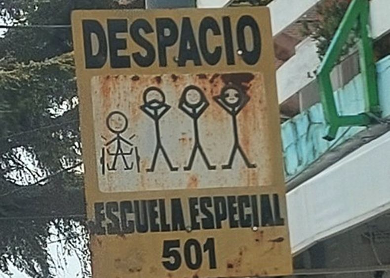 En la esquina de la Escuela Especial 501 de #Pilar existe un cartel que tendría que renovarse. Ma. Florencia / @FlorSriLanka. &nbsp;