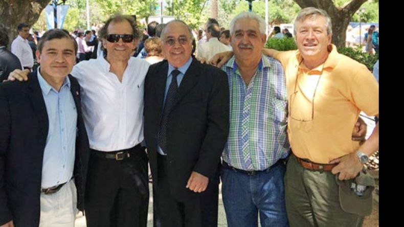 PILARENSES. Reconocidos referentes de Pilar se encontraron para esta foto, luego de la jura de Nicolás Ducoté como nuevo intendente. El futuro de Pilar, tema obligado del causal encuentro en la plaza 12 de Octubre. Ellos son: Daniel Castro, Roberto Videle, Beto Ponce de León, Ricardo Tutuca Giménez y Abel González..