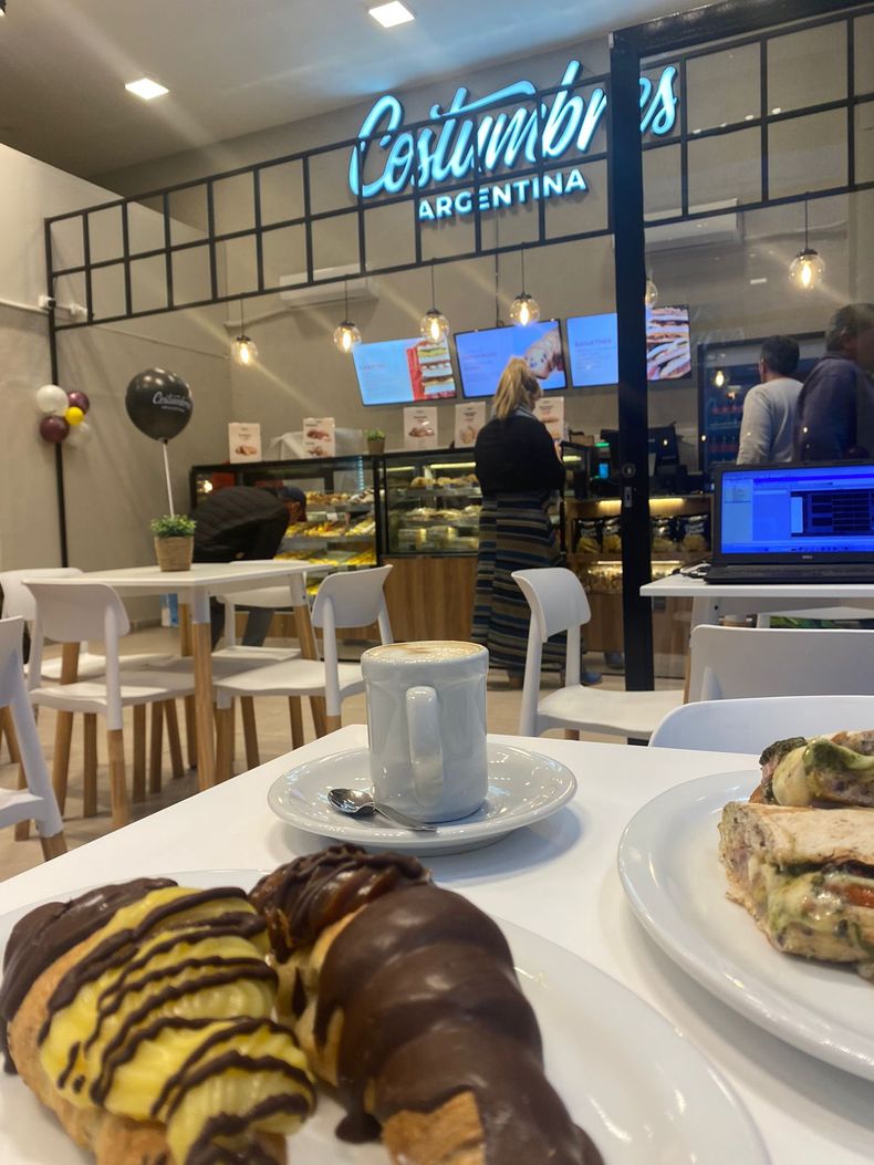 La empresa de panificados Costumbres Argentinas abrió un nuevo local en el acceso a Manzanares.&nbsp;