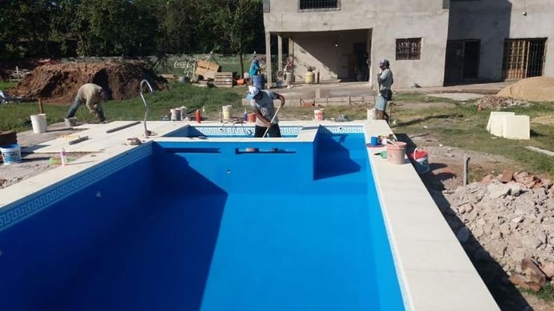 Las perspectivas de quedarse en casa dispararon la construcción de piletas (foto Piscinas Caser)..