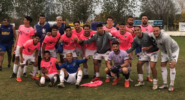 SONRISAS. Los jugadores de Real festejan el triunfo en Campana, tras 4 partidos sin ganar.