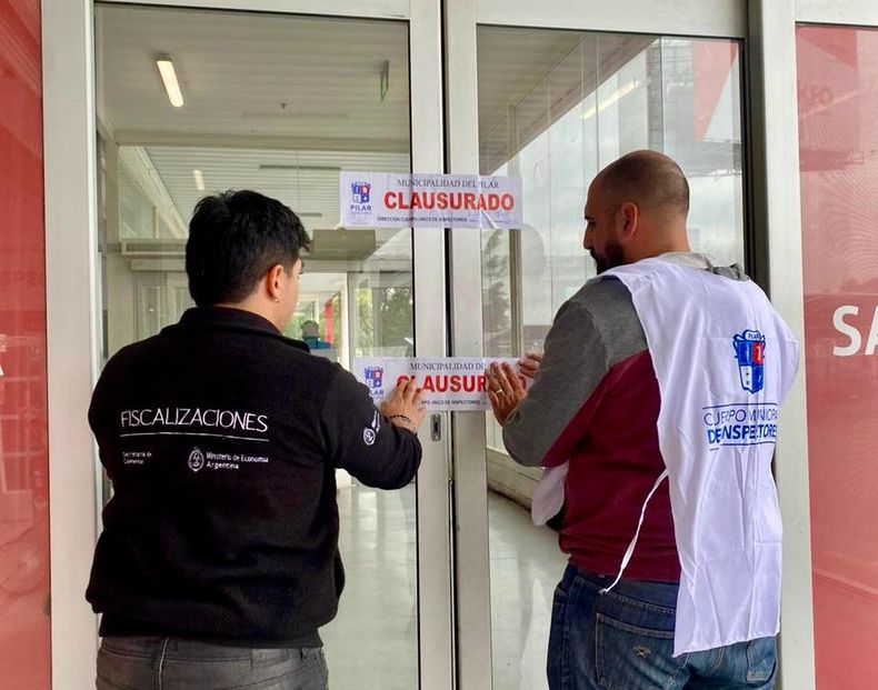 FAJA. Inspectores nacionales y municipales clausuraron la sucursal de Makro.
