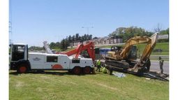 NO PASARÁN. El brazo de la retro era más alto que el puente..