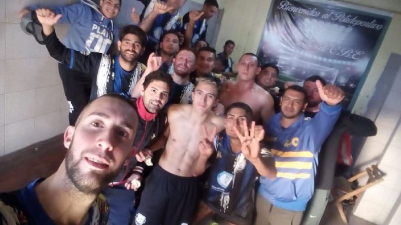 La Nueva festeja en el vestuario el triunfo por 4-2 ante Colectividad Boliviana..