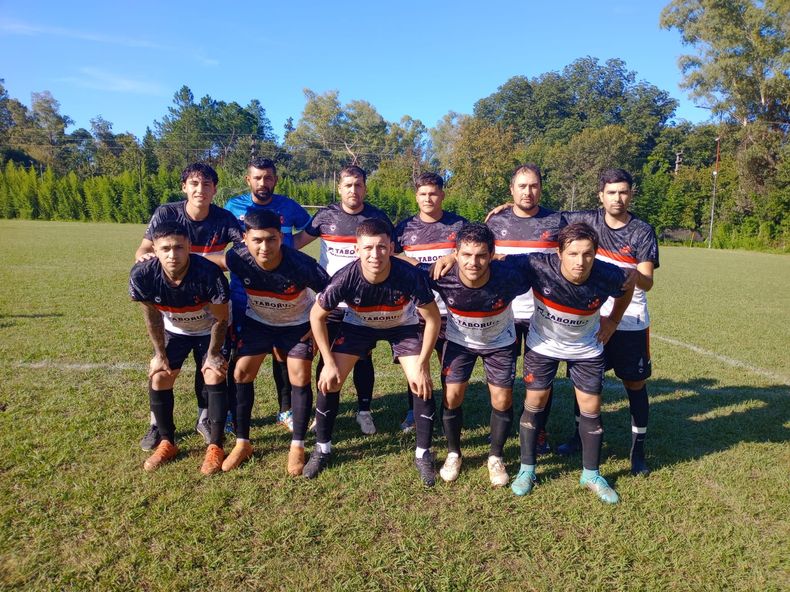 EQUIPO Villa Rosa se aleja de la zona de promocin en su suea de permanencia