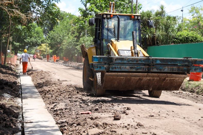 RECORRIDA. Achával dialogó con los vecinos beneficiados por la obra. &nbsp;