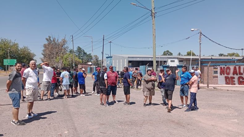 Trabajadores de GEPSA esperan novedades en la entrada a la planta ubicada en la ruta 34