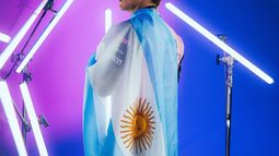 Franco Colapinto con la bandera Argentina en la sesión de Alpine. Franco Colapinto con la bandera Argentina en la sesión de Alpine.