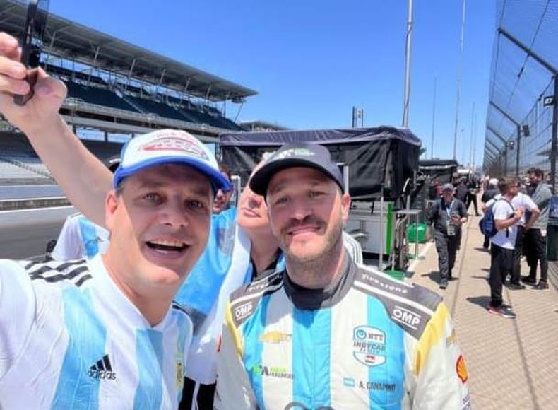 Adrián Ciocci aprovechó su paso por boxes para sacarse una foto con Agustín Canapino.