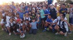 La celebración de Juventus reteniendo la copa de la Asociación Pilarense..