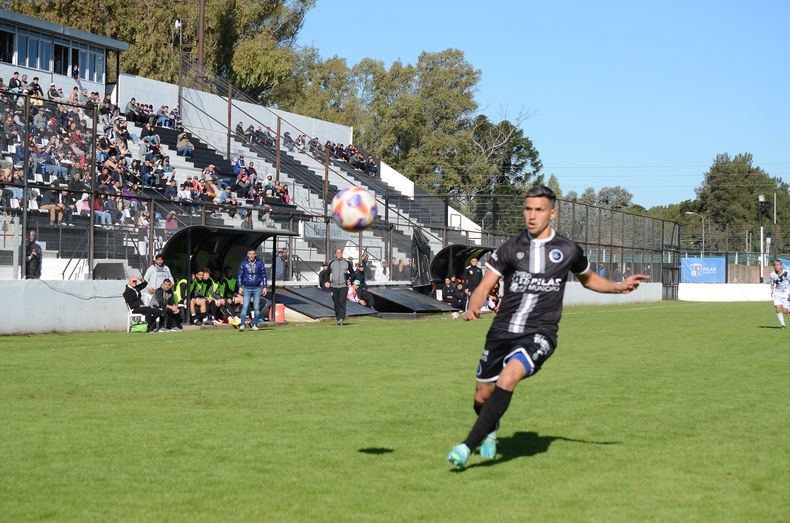 EN EL AIRE. Hernández va por la pelota. El delantero lleva 9 goles con la camiseta del Monarca.