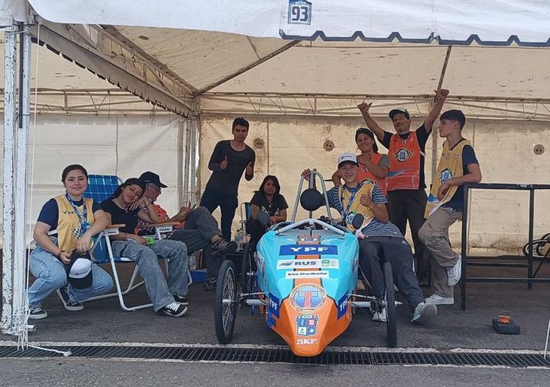 El equipo de la Técnica Nº2 que viajó a Concepción del Uruguay para el Desafío Eco YPF.