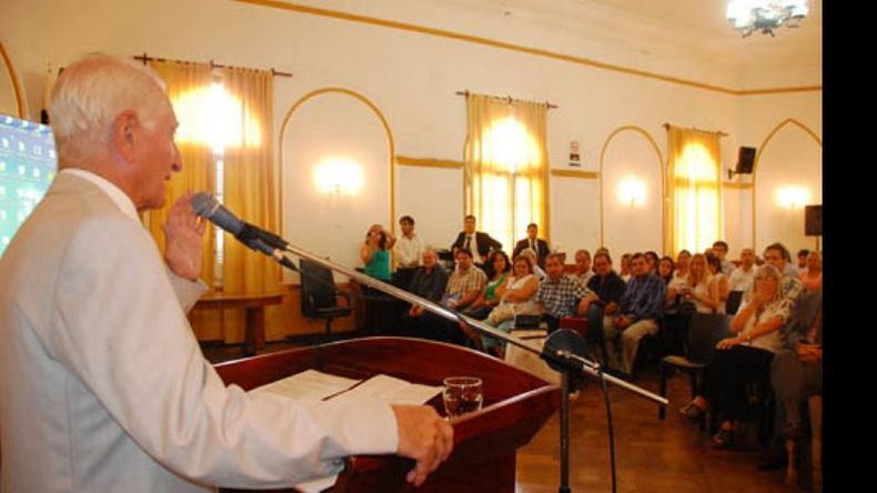 Jornada municipal. Este lunes, en el Municipio se llevó a cabo la I Jornada Ambiental en el marco del “Día de la Protección del Ambiente del Pilar”, fecha consagrada bajo la firma del Decreto Nº 3019/12. La ceremonia contó con la participación de funcionarios de diversas áreas, así como también con la presencia de representantes de distintas empresas que han apadrinado propuestas escolares tendientes a proteger el planeta..