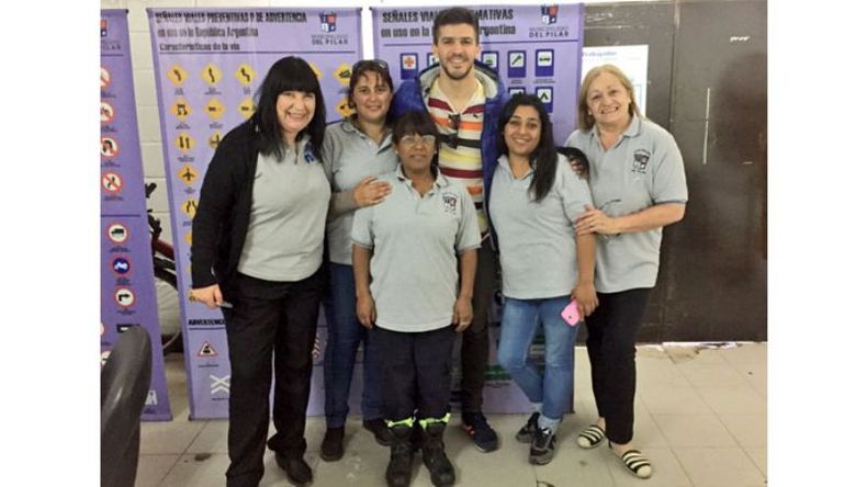 El Misil ya tiene licencia. Antes de viajar a Estados Unidos a vivir la experiencia del Nascar, Matías Rossi renovó su licencia de conducir en Pilar. “Gracias chicas por la buena onda y por darme una mano para pasar el práctico”, expresó el Misil en su tuit, que después posó con las empleadas..