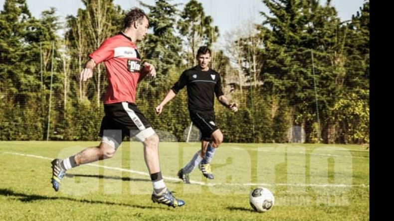 Gil escapa de un rival. El delantero sería titular hoy en Del Viso..