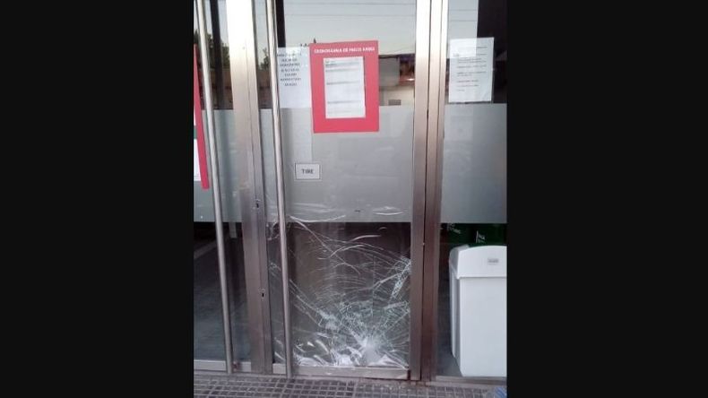 Así quedó la puerta del Supervielle en Del Viso..