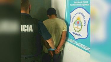 El hombre fue detenido cuando realizaba disturbios y amenazas en la vía pública. .