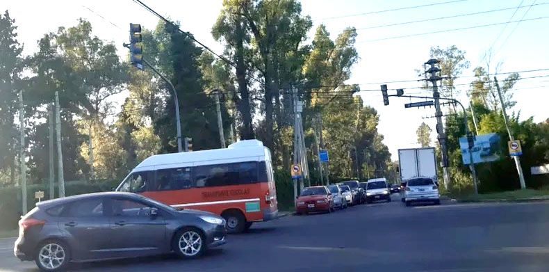 Podrían por favor dar a conocer que el semáforo de Ruta 25 y Chubut está sin funcionar desde hace más de 20 días? Es increíble que pasen los días y nada. Ni siquiera personal de Tránsito en hora pico. Hice el reclamo en la App Mi Muni y bueno, les solicito si lo pueden visibilizar. Gracias! Mariana.