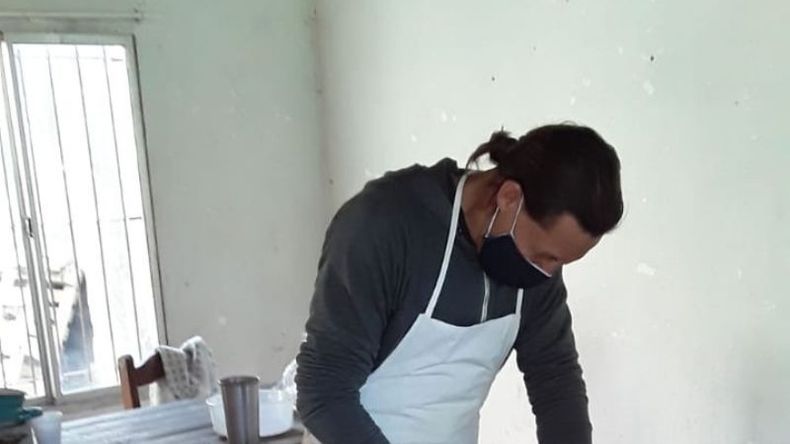 Manos en acción. El Polaco Sánchez dejó la pelota de lado y se visitó de chef para ayudar a las familias de su barrio. .