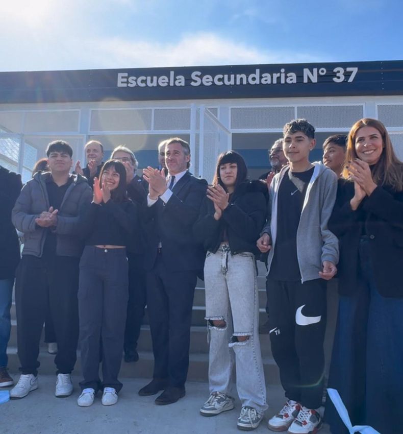 Achával y Peralta inauguraron el nuevo edificio de la Secundaria 37 de Lagomarsino.&nbsp;