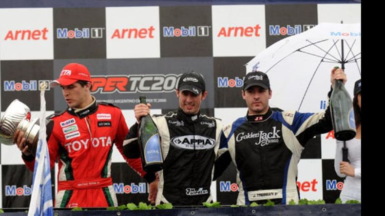 En San Martín. Rossi (izq.) y su cuarto podio de la temporada en el Súper TC 2000..