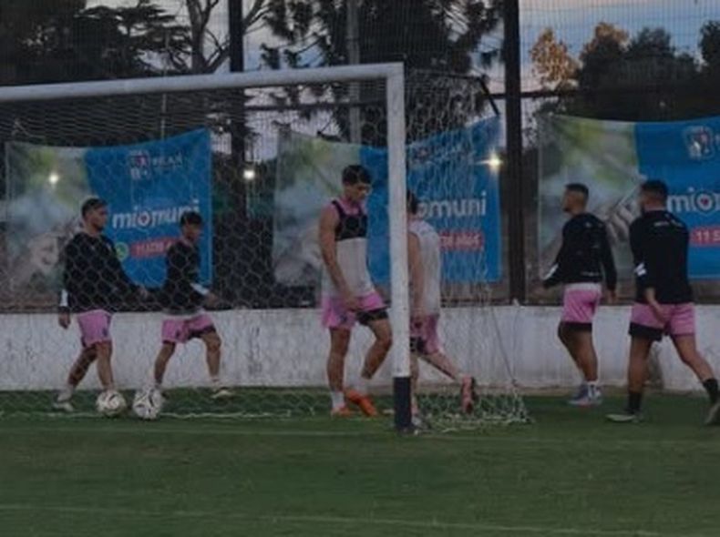 ENTRENAMIENTO. Los jugadores hacen pasada detrás del arco de Fitz Roy.