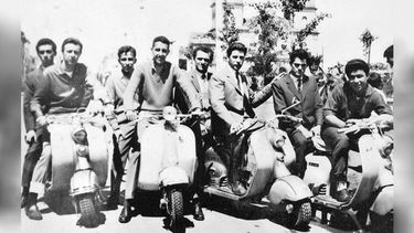Un grupo de las típicas Siambretta junto a sus dueños, en una imagen de la década del 60, en la plaza de Pilar. .