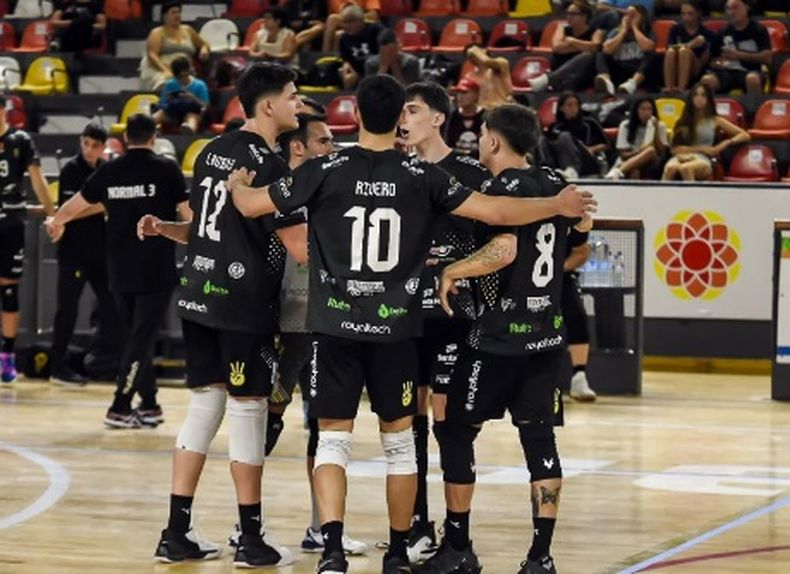 Juani Lovisolo (12) celebra con Normal 3 el pasaje a semis.