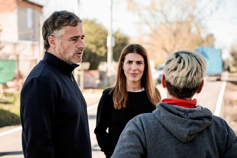 RECORRIDA. Federico Achával y Soledad Peralta charlaron con los vecinos de Luis Lagomarsino.