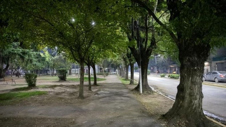 La plaza de la estación de Pilar, desierta..