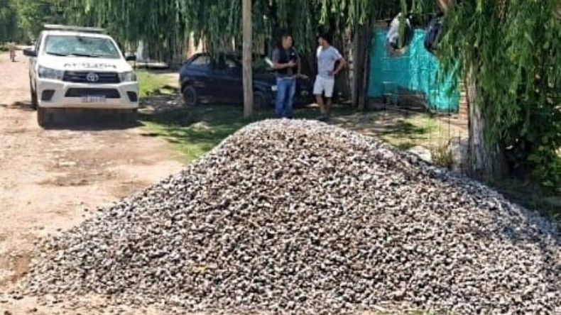 CINCO METROS DE PIEDRAS. Fueron hallados en la puerta de la casa del comprador. Foto: pilaradiario..