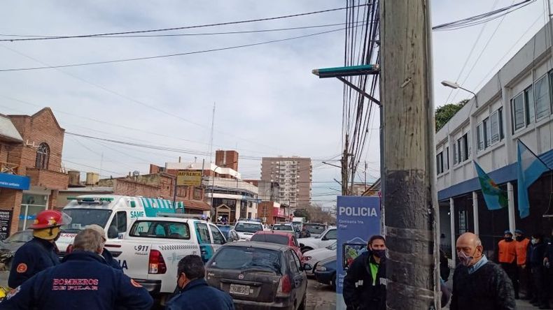 Debido al incendio, se organizó un fuerte operativo con corte de calles en las inmediaciones de la comisaría. .