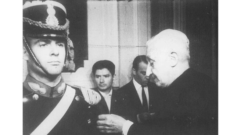 El presidente Arturo Illia condecora en la Casa Rosada al granadero pilarense Carlos Cenobio. Ese mismo año, 1966, Illia sería derrocado por la llamada “Revolución Argentina”..