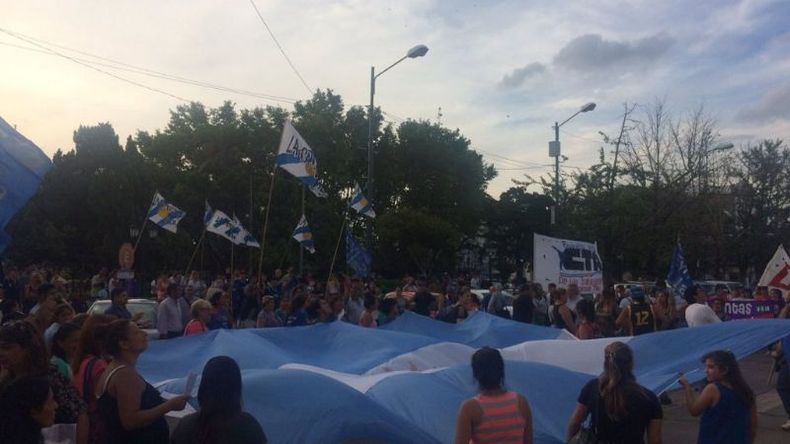 BANDERA. La protesta ahora, en la plaza de Pilar. .