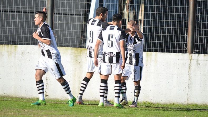 (Fredy Caballero). ABRAZO DE GOL. Binaghi y Quintana van a felicitar a Milanesi, que marcó el empate del Monarca. .