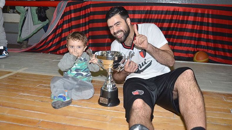 El heredero. El básquet de Presidente Derqui celebró un nuevo título en Primera División en la Asociación Zárate-Campana. Su conductor y capitán, Nicolás Medina, lo celebró de manera con una felicidad desbordante con su hijo, Noah, posando los dos mientras hacen el “1” por el campeonato. .