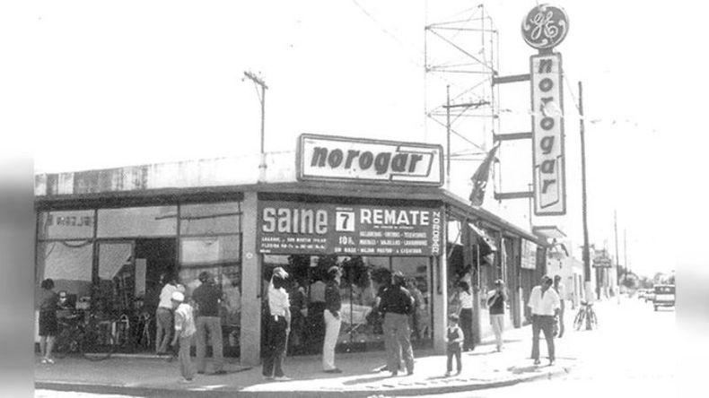La esquina de Pedro Lagrave e Ituzaingó luce un aspecto irreconocible, en esta foto del año 1971. Aun no estaba construido el edificio dela terminal de ómnibus cuyo esqueleto permanece hasta el día de hoy. .