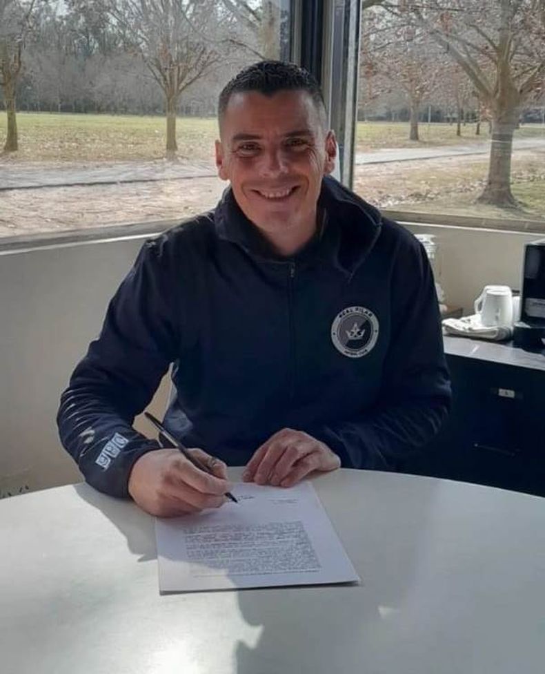 SONRÍE. Piter Torres firma el contrato que lo vinculará al club por un año.