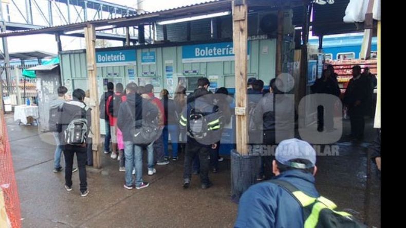 VISTA A LA CALLE. Las boleterías están provisorimente en la vereda..