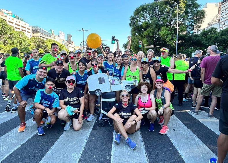NARIZ DE PAYASO. Los atletas del Caldaras Team festejan un nuevo aniversario de la agrupación en la avenida 9 de Julio.
