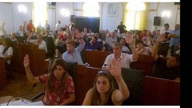 A MANO ALZADA. Tras los cambios, la norma se probó por unanimidad..