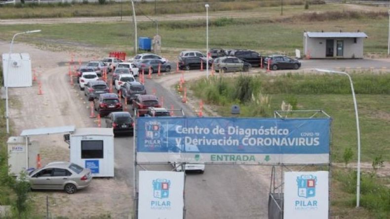Con el aumento de casos, volvieron las largas colas al centro de testeo. .
