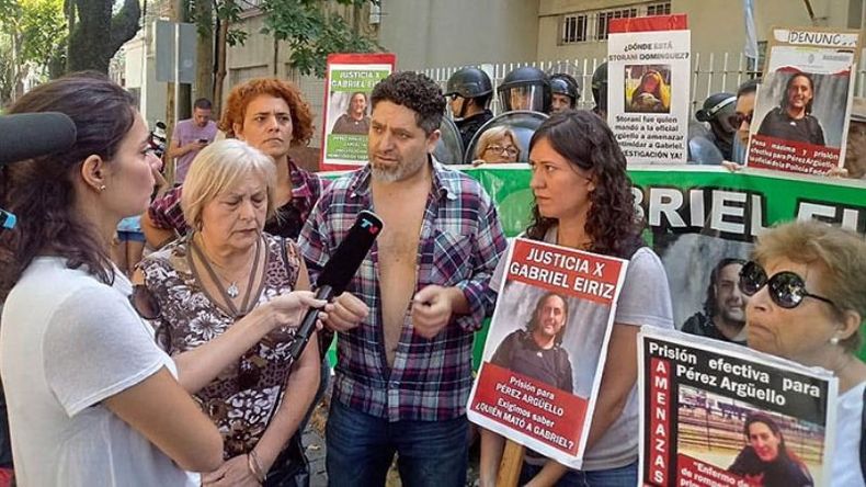 LUCHA. La familia, ayer, en los Tribunales de San Isidro. Creen que al menos se visibilizó el caso..