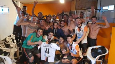 FELICIDAD. Los jugadores de Manzanares festejaron el triunfo en el vestuario..