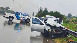 FUERTE IMPACTO. El Bora chocó al patrullero y luego dio contra el baranda de contención. FUERTE IMPACTO. El Bora chocó al patrullero y luego dio contra el baranda de contención.
