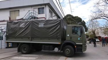 REPARTO. Los camiones del Ejército ya entregan la leche que está a punto de vencer.