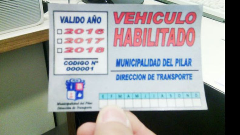 CAMBIO. Así será la oblea que exhibirán los autos habilitados..