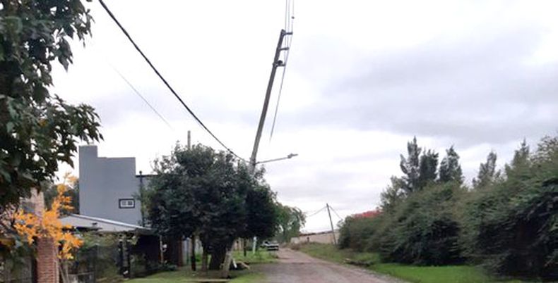 Poste podrido y agarrado sólo por los cables, a punto de romperse y provocar una tragedia. Calle Caamaño (entre Bacle y Descalzi) Villa Rosa. Na / @Nadu01.